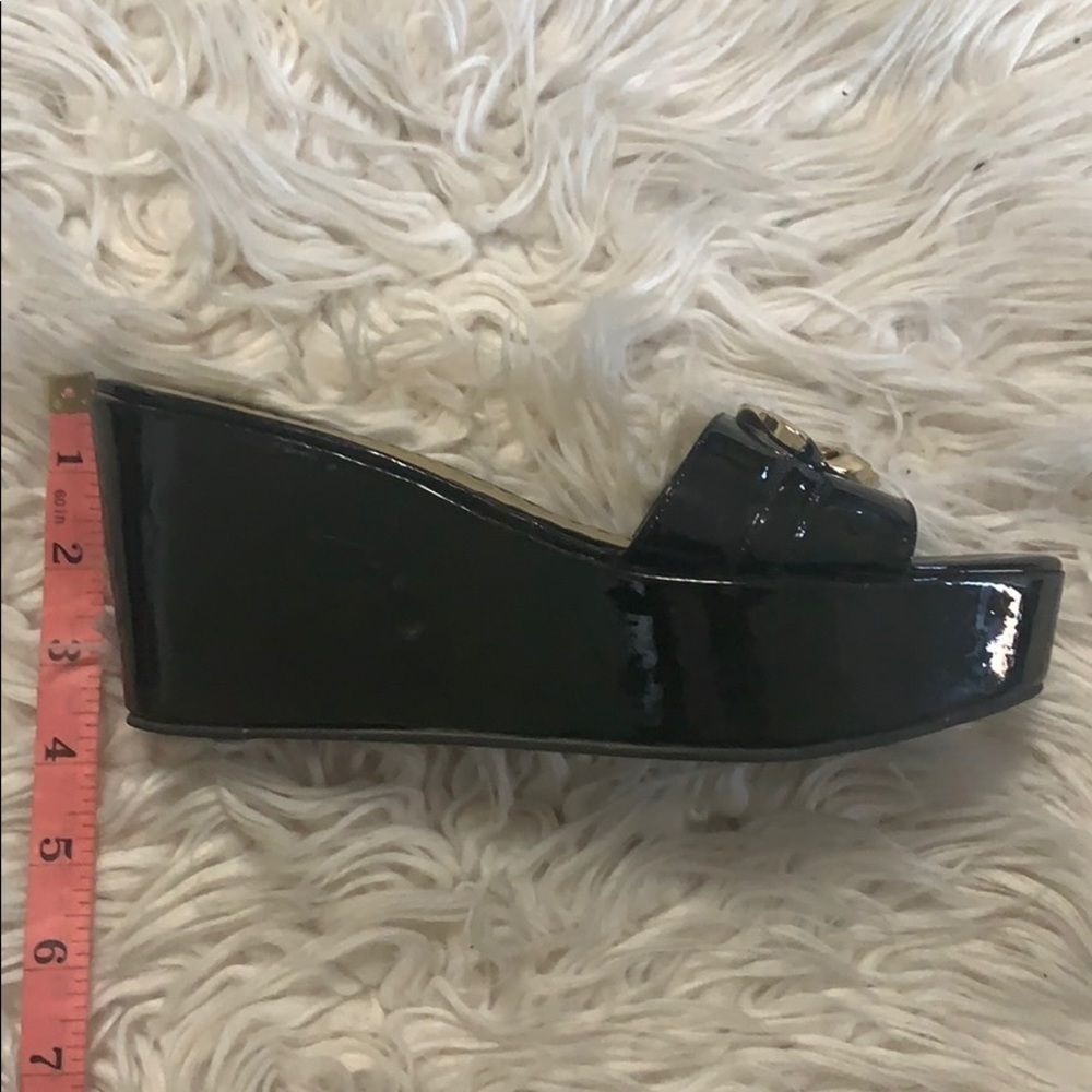 JUICY COUTURE PATENT LEATHER‎ LOGO SANDALS SIZE 8M - Picture 3 of 4